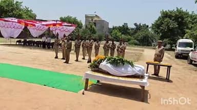 औरैया: ऑन ड्यूटी दारोगा की सड़क हादसे में मौत, एसपी और एएसपी ने दिया कंधा, औरैया पुलिस लाइन में दी गई भावभीनी श्रद्धांजलि