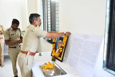 स्वातंत्र्यवीर विनायक दामोदर सावरकर जयंती निमित्त जिल्हा पोलीस अधीक्षक कार्यालय, बुलढाणा येथे अभिवादन करण्यात आले.
#Vina...