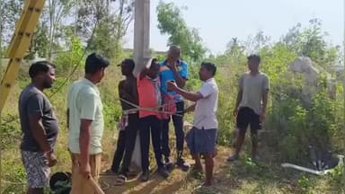 ଦେବଗଡ: ଦୁଧିଆନାଳି ଗ୍ରାମରେ ୩ ଜଣ ବିଦ୍ୟୁତ କର୍ମଚାରୀଙ୍କୁ ଖୁଂଟରେ ବାନ୍ଧିଲେ ଗ୍ରାମବାସୀ