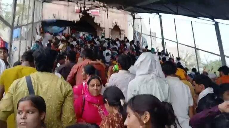 राधे-राधे की गूंज से गूंजा बरसाना, देशभर से उमड़े श्रद्धालु...
#Barsana
#RadheRadhe
#ShriRadhaRani
#LadliJiMaharaj
#Bars...