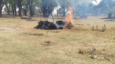 अतर्रा: ओवरलोड ट्रेलर हादसे में पांच मृतकों का नम आंखों से अंतिम संस्कार, गांव में पसरा मातम