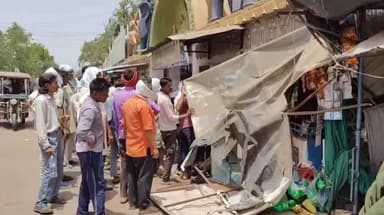 महोबा: महोबा रोडवेज डिपो में ब्रेक फेल, बस चाय की दुकान में घुसी, 20 हजार का नुकसान, दुकान खाली होने से टला बड़ा हादसा