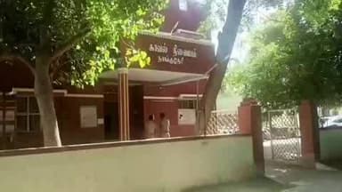 நாங்குநேரி: வாகைக்குளம் பகுதியில் வாகன சோதனையில் சட்டவிரோதமாக 49 கிலோ புகையிலை பொருட்களை விற்பனை செய்வதற்காக பதுக்கி வைத்திருந்த 5 நபர்கள் கைது.