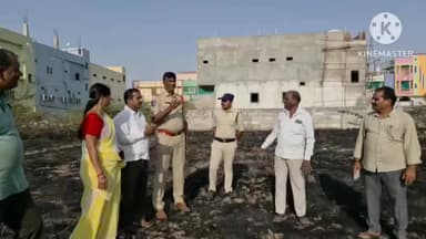 జనగాం: జనగాంలోని సూర్యాపేట రోడ్డులో చెలరేగిన మంటలు తక్షణం స్పందించిన స్థానిక కౌన్సిలర్ పోలీసులు ఫైర్ సిబ్బంది తప్పిన ప్రమాదం