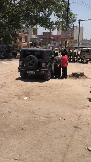 Chandausi में थार कार से बेची जा रही चूहा मार दवाई Video Viral