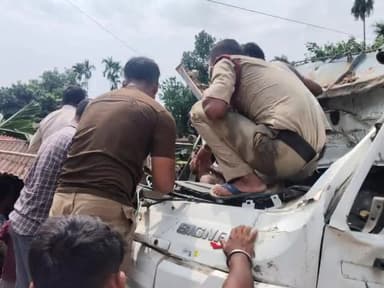 আমবাসা: আমবাসা মহকুমা এলাকায় এটকি গাড়ি দুর্ঘটনার কবলে পড়ে, সে গাড়ি চালককে উদ্ধার করে প্রশাসন