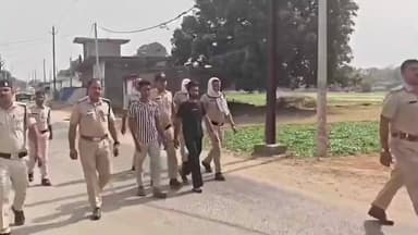 सिंगरौली: सिंगरौली महोत्सव से लौट रहे युवकों से रंगदारी मांगने वाले आरोपियों का पुलिस ने निकाला पैदल जुलूस, बोलेरो जब्त