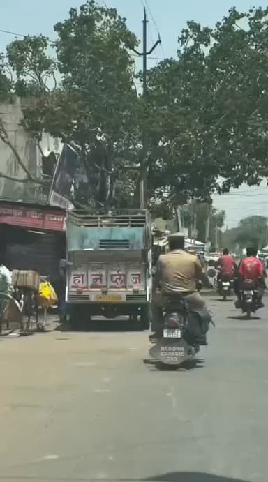 हरदोई में पुलिसकर्मी उड़ा रहे हैं ट्रैफिक नियमों की खुलेआम धज्जियां