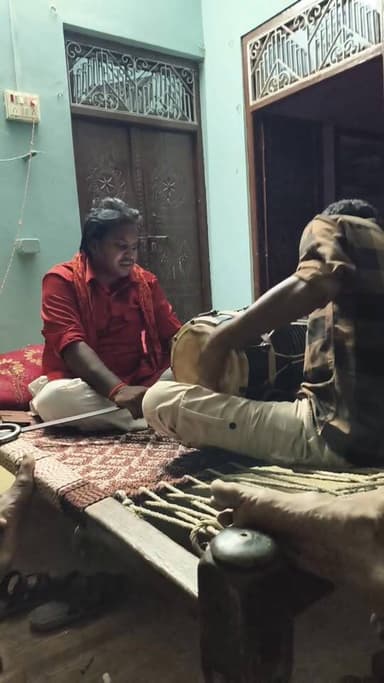 कीर्तन-भजन संन्धा पर सुनते हुए
