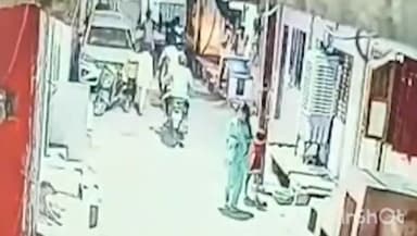 उज्जैन ग्रामीण: चंद्रनगर आगर नाका में झगड़े का शिकार बनी कार, सीसीटीवी में कैद हुई पत्थरबाजी और तोड़फोड़