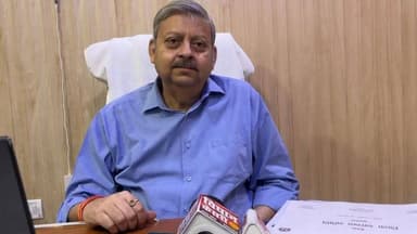 हीट बेव अलर्ट को लेकर स्वास्थ्य विभाग की तैयारी के साथ बचाव की जानकारी देते सीएमओ अरन श्रीवास्तव जानकरी देते हुए