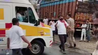 दुधि: रेणुकूट में दो ट्रकों की आमने-सामने भिड़ंत, चालक केबिन में फंसा, घंटों तक लगा जाम
