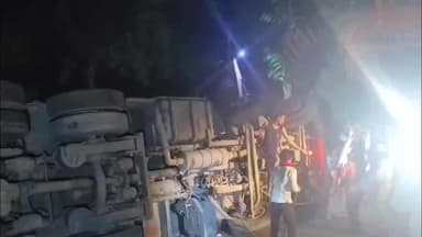 गौरीगंज: अमेठी में सड़क हादसे में तीन लोगों की मौत, ट्रक को कब्जे में लेकर पुलिस कर रही कार्रवाई