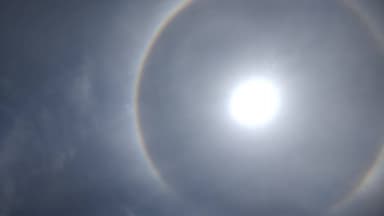 mere vallge me pahali bar aakas me aisa sunder drisya dekha gya hai aaj date 29/5/26 ko dophar me12:25 me