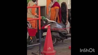 कल्याण: कल्याण मध्ये धक्कादायक प्रकार, पेट्रोल पंपावर पेट्रोल भरताना चक्क मोबाईल फोनवर कर्मचारी बोलत असतानाचा व्हिडिओ व्हायरल