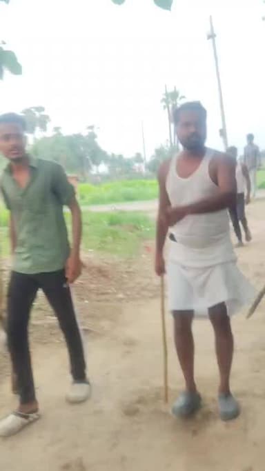 Bihar ki dabanggai yah log ghar mein ghus ke galat tarike se maarpeet kar raha hai 20 30 log milkar teen mahila mara