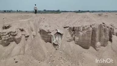 धमतरी: खरेंगा में रेत के अवैध खनन के दौरान निकले 10 नर कंकाल, इलाके में मचा हड़कंप
