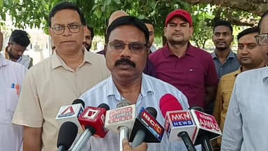 विधायक कि गिरफ्तारी कि मांग कर राजस्व कर्मचारियों ने सुरु कि हड़ताल, बंद हुआ जिले में काम