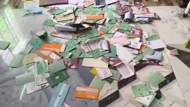 বাগনান ১: বাগনানের শরৎ গ্রাম পঞ্চায়েতের তৃণমূল পঞ্চায়েত সদস্যের কার্যালয় থেকে উদ্ধার আধার কার্ড-ভোটার কার্ড সহ সরকারি নথি