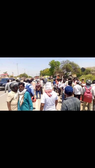 हंडिया थाना क्षेत्र में भैस्की पेट्रोल पंप के सामने शुक्रवार दोपहर करीब 01 बजे अनियंत्रित रोडवेज बस ने कार में जोरदार टक...