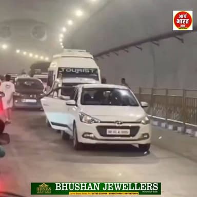 जाम के दौरान आगे निकलने की होड़ बनी विवाद की वजह, कहासुनी के बाद हुई धक्का-मुक्की का वीडियो सोशल मीडिया पर वायरल।
#Mand...