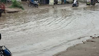 आई ना अपना रजौली के सिरदला बस स्टैंड में नहाने के लिए तालाब बनाया गया है