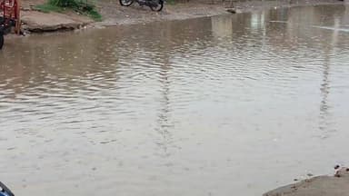 रजौली में बारिश से सिरदला बस स्टैंड बना तालाब nh20 की लापरवाही से 4 साल से जल जमाव लोग परेशान