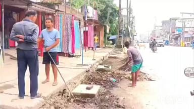 পলাশবাৰী: কৃত্ৰিম বানত ৰোধ কৰিবলৈ বিধায়ক হিমাংশু শেখৰ বৈশ্যৰ পদক্ষেপ গ্ৰহণ