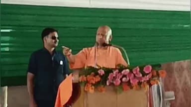 मधुबन: गांधी मैदान में पहुंचे सीएम योगी ने मंच से कहा, बेटियों की सुरक्षा में कोई सेंध नहीं लगा सकता