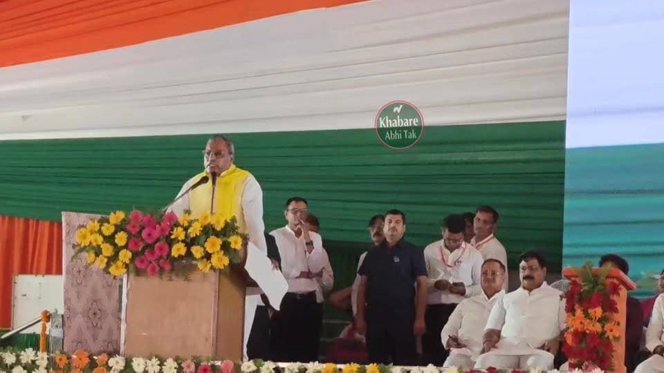 मधुबन में मुख्यमंत्री Yogi Adityanath के मंच से गरजे मंत्री Om Prakash Rajbhar, सपा पर जमकर साधा निशाना
#मऊ #मधुबन #योगी...