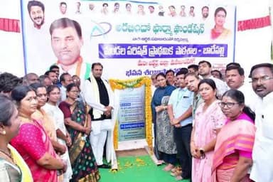 జడ్చర్ల: జడ్చర్లలో రూ.80 లక్షలతో నూతన ప్రభుత్వ పాఠశాల భవనానికి శంకుస్థాపనజిల్లా కలెక్టర్ ఖుష్బూ గుప్తా, జడ్చర్ల ఎమ్మెల్యే