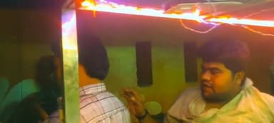 #फिरोजाबाद के थाना उत्तर क्षेत्र स्थित सरकारी ट्रोमा सेंटर के गेट नंबर-4 के बाहर सर्विस रोड पर चांट पडाके बेचने वाले युव...