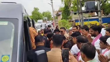 चरखारी: चरखारी में शंकराचार्य की गौ रक्षा यात्रा का सपाइयों ने जोरदार स्वागत किया, मंडी तिराहे पर पुष्प वर्षा