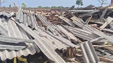 मानिकपुर: चित्रकूट में चक्रवाती आंधी से उड़े मकानों के छप्पर, ऊँचाडीह में ग्रामीण बाल-बाल बचे