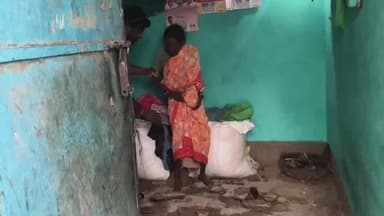 அஞ்செட்டி: பெட்டமுகிலாம் கிராமத்தில் தொகுப்பு வீட்டின் மேற்கூரை இடிந்து விழுந்ததில் மூதாட்டிக்கு கை எலும்பு முறிவு – தளி எம்.எல்.ஏ ராமச்சந்திரன் நேரில் ஆறுதல்