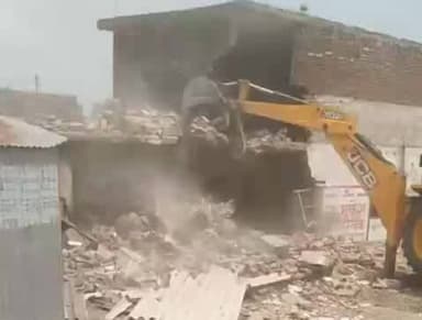 पयागपुर: हुजूरपुर के घिसियौना गांव में उच्च न्यायालय के आदेश पर दुकानें और मदरसा पर चला बुलडोजर