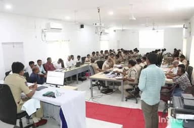 కొత్తగూడెం: జిల్లా పోలీస్ హెడ్ క్వార్టర్స్ నందు పోలీస్ అధికారులతో నెలవారి నేర సమీక్ష సమావేశం నిర్వహించిన జిల్లా ఎస్పీ