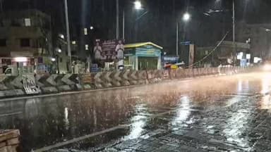 பவானி: திருவள்ளுவர் நகர் அந்தியூர் பிரிவு உள்ளிட்ட சுற்று வட்டார பகுதிகளில் இடி மின்னல் காற்றுடன் பலத்த மழை