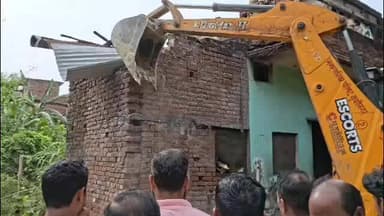 कसिया: कुशीनगर में बुलडोजर एक्शन, 530 वर्ग मीटर सरकारी जमीन से हटाया अवैध कब्जा