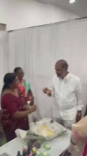 వివిధ స్టాళ్లను పరిశీలించిన ప్రభుత్వ విప్