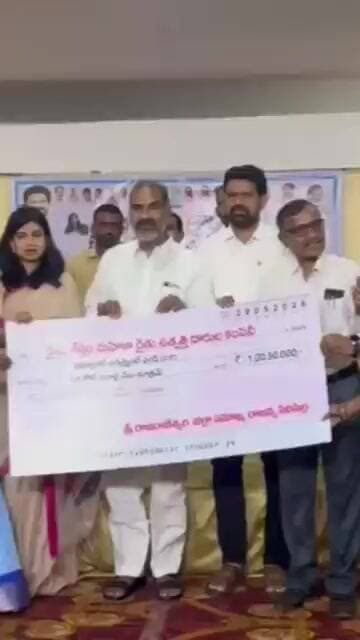 చెక్కు అందజేత