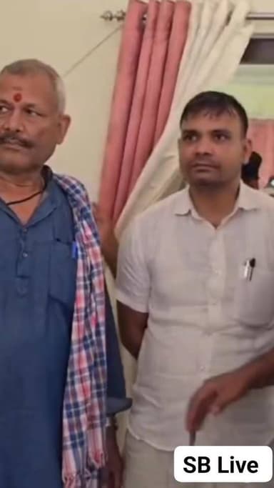 बेगुसराय डीटीओ ऑफिस के प्रधान लिपिक संजय कुमार और उसका दलाल शिवानंद झा 6000 रुपये रिश्वत लेते अभी पकड़े गए हैं। निगरानी ...