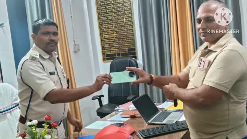 पकरीबरावां: ऑपरेशन मुस्कान के तहत खोए हुए मोबाइल के असली मोबाइल धारियों को किया गया मोबाइल #वापस