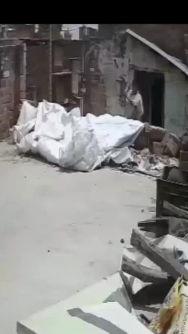 ye ayese dabang log hai jo garib aor asahay logo ko paresan karte hai unki khud ki diwar banane nahi de rahe please help