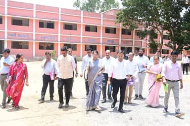 जिले की प्रभारी सचिव श्रीमती आर. संगीता ने पीएम श्री स्वामी आत्मानंद उत्कृष्ट हिन्दी माध्यम विद्यालय गरियाबंद का निरीक्ष...