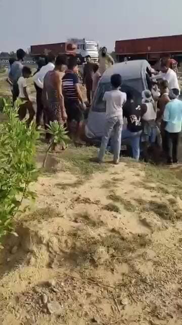 बाइक सवार को बचाने में गड्ढे में गिरी कार, दो युवक घायल, गंगा एक्सप्रेसवे पर हादसा