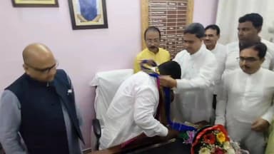 বিজেপি প্রদেশ সভাপতি নতুন এবং পুরাতন দুজনকেই উত্তরীয় পরিয়ে অভিনন্দন জানালেন মুখ্যমন্ত্রী!