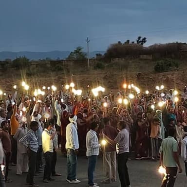 तारपुरा एयरपोर्ट के विरोध में तारपुरा और दादिया के किसानों ने हवाई पट्टी से हरिराम जी मंदिर तक मोबाइल कैंडल मार्च निकाला...