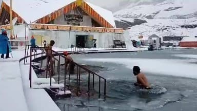#उत्तराखंड स्थित श्री हेमकुंड साहिब में ताजा बर्फबारी के बाद की तस्वीरें, इतने सर्द मौसम में आधी जमे सरोवर में श्रद्धालु...