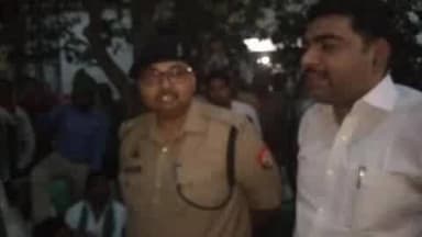 अमृतपुर: अमृतपुर तहसील प्रांगण में लिंक एक्सप्रेस परियोजना को लेकर 8 घंटे बाद एडीएम ने देर रात धरना खत्म कराया